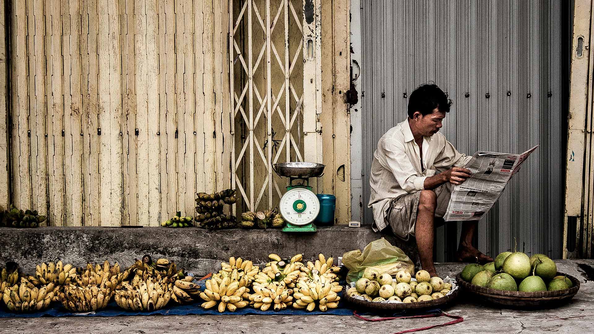 mercante di frutta locale in Vietnam