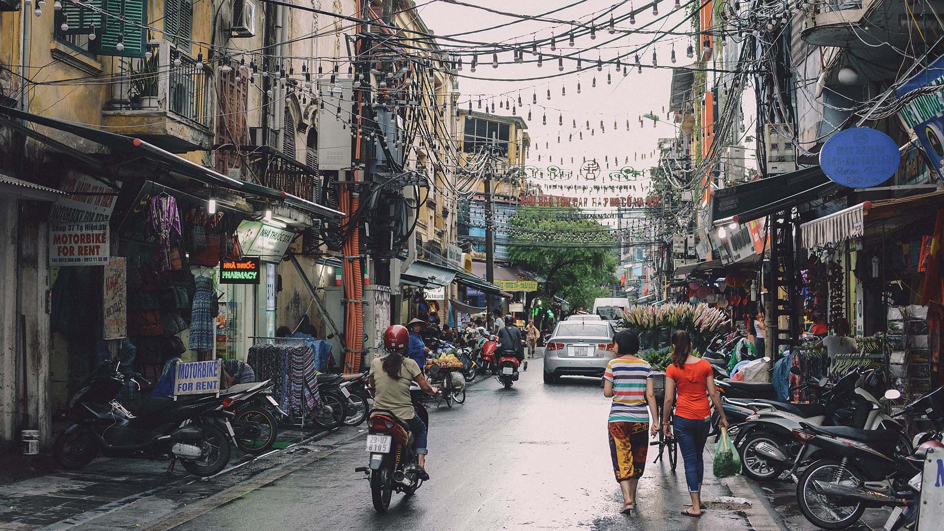 vista di una strada trafficata di Hanoi in Vietnam