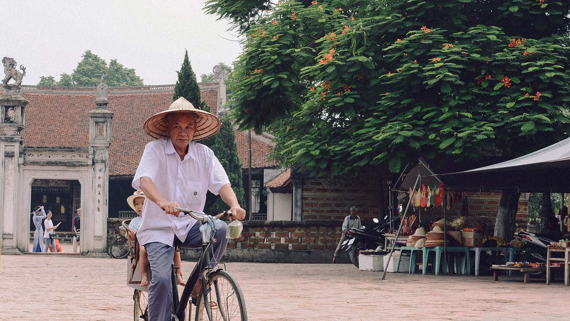 anziano vietnamita in bici nel villaggio di Duong Lam