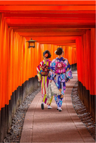 donne con abiti tradizionali giapponesi che camminano al Santuario di Fushimi Inari-taisha