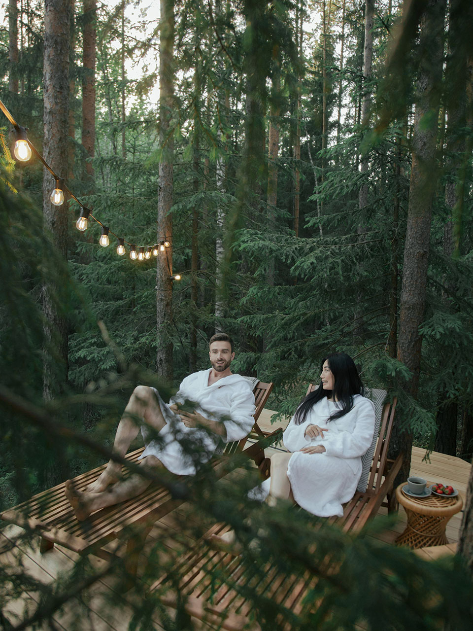 coppia che si gode il relax in mezzo al bosco