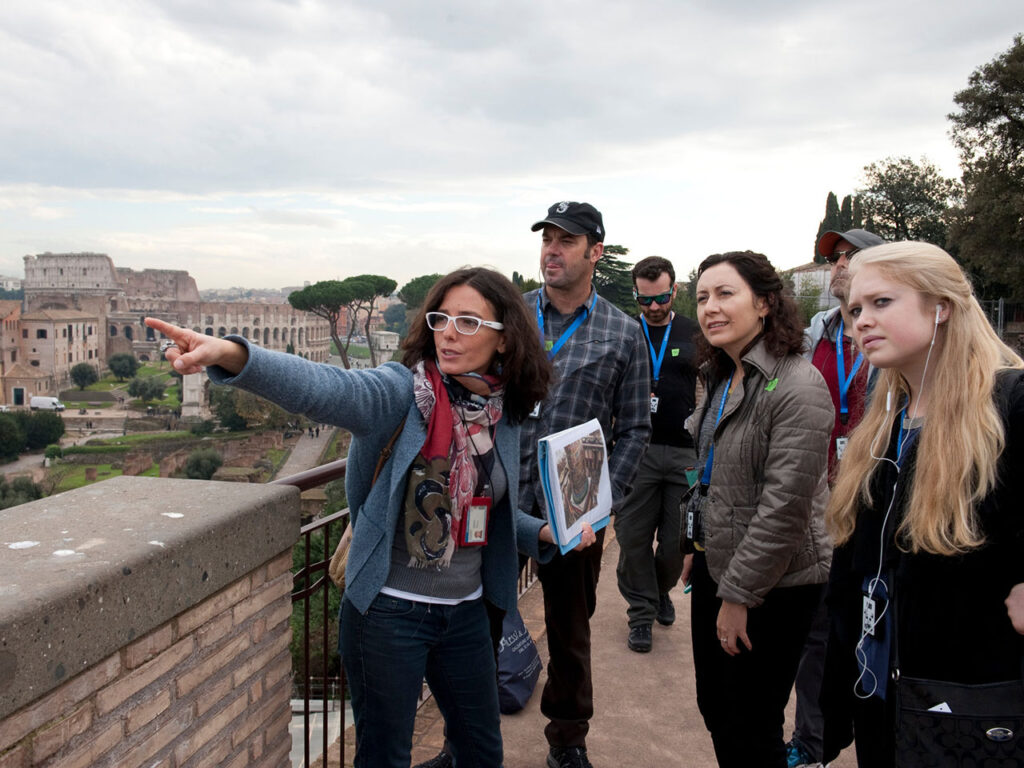 guida turistica insieme a un gruppo di turisti