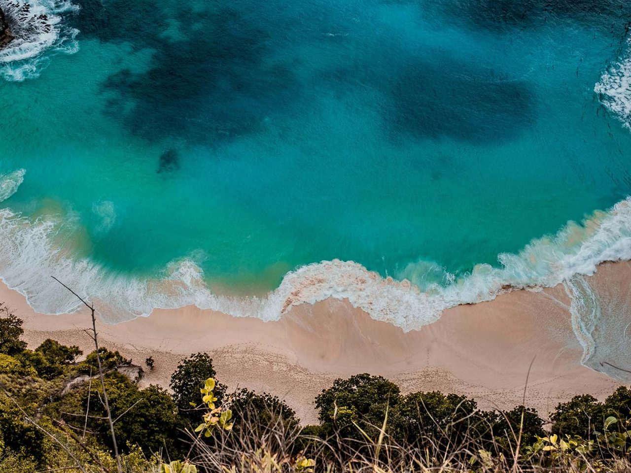 vista dall'alto di una spiaggia di Bali in Indonesia