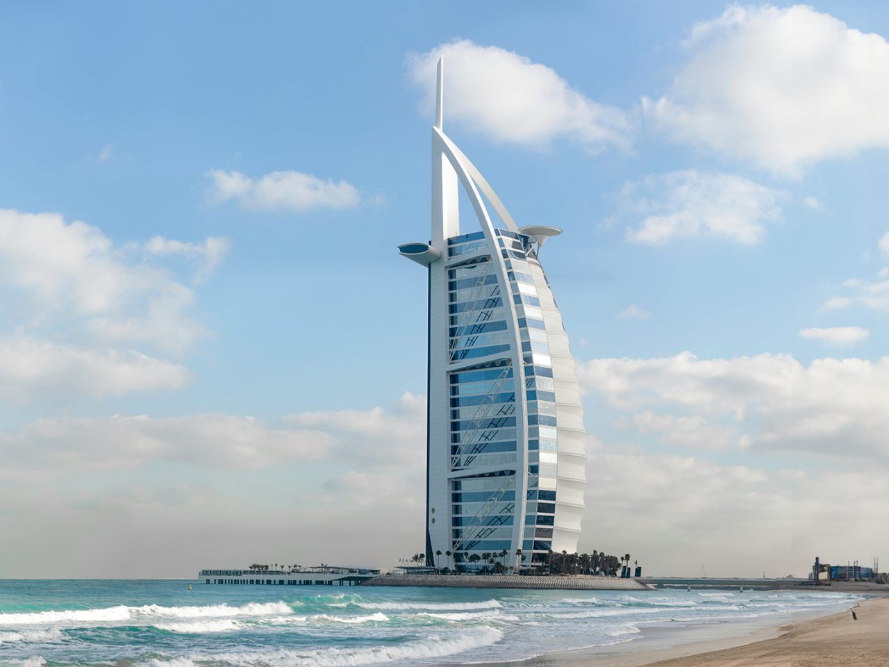 vista dalla spiaggia sul Burj al-Arab a Dubai