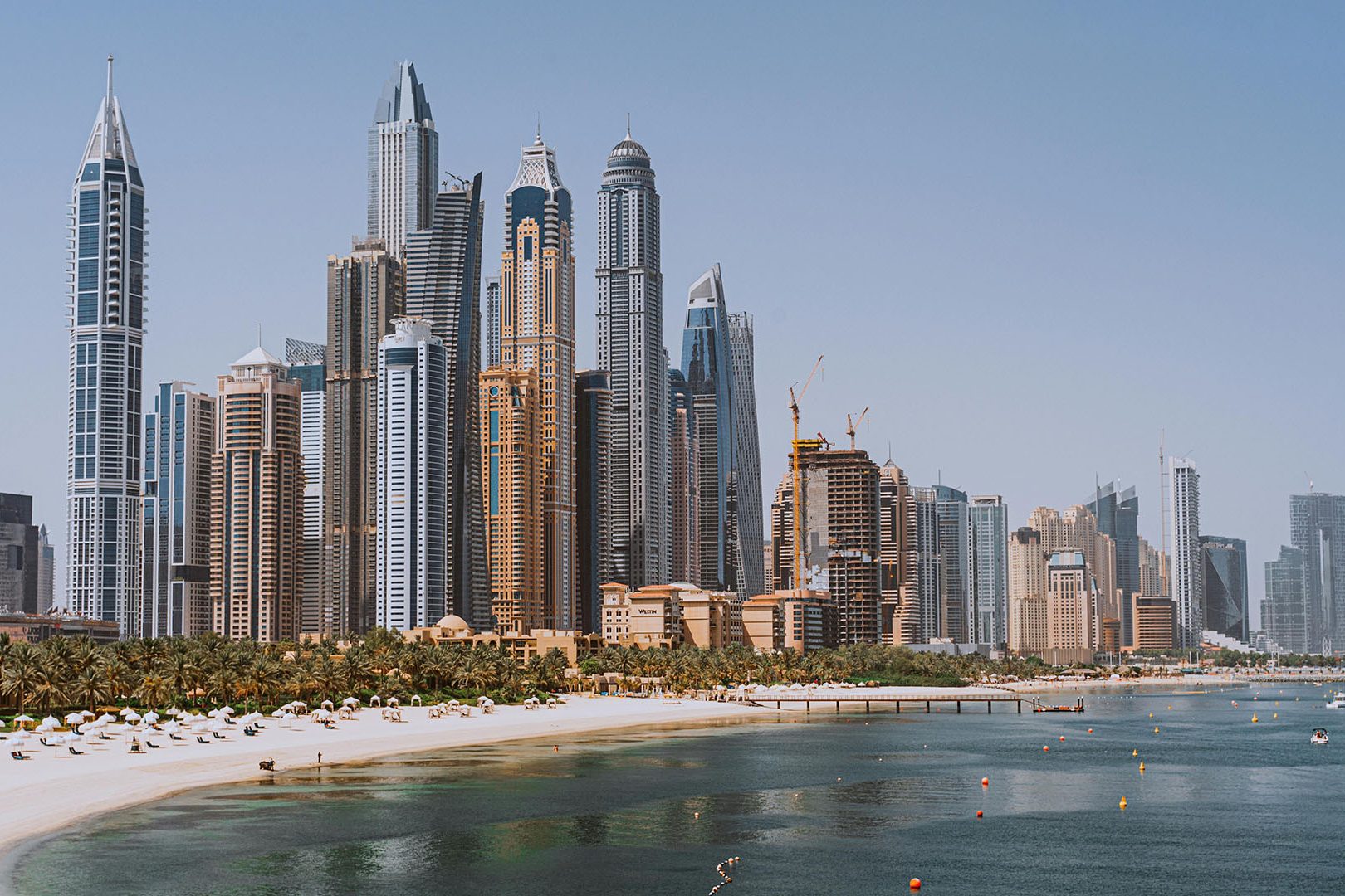 vista dei grattacieli di Dubai dalla spiaggia