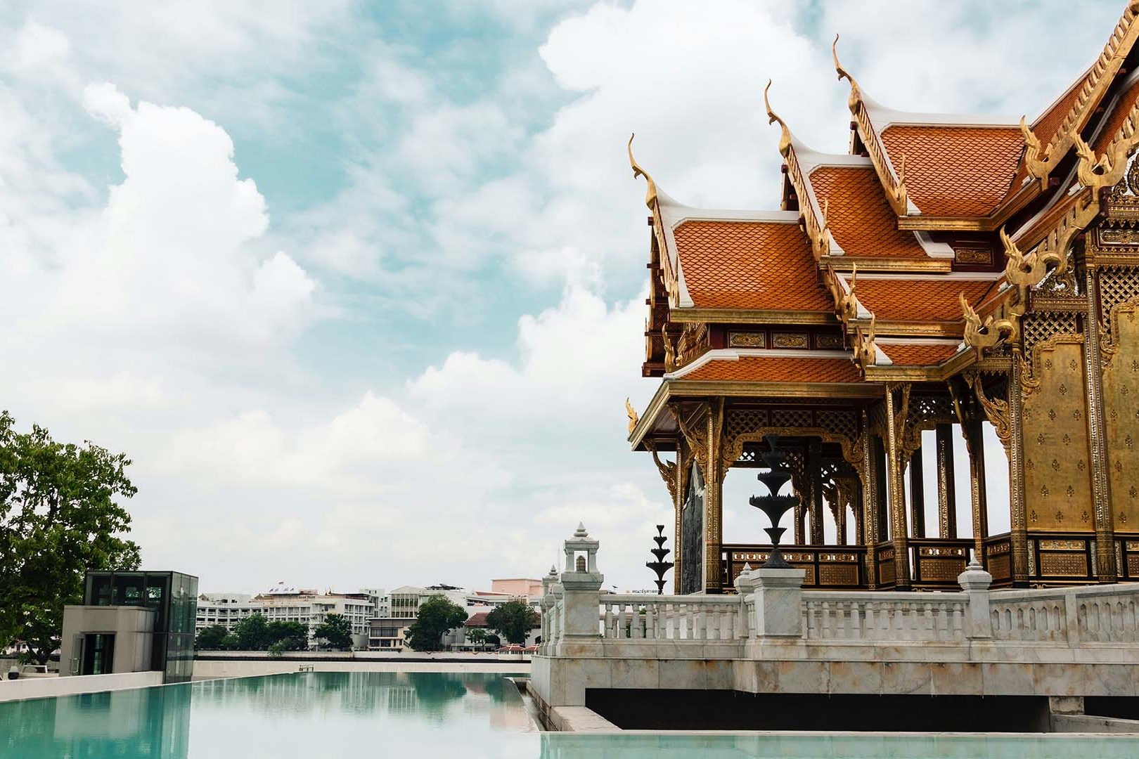 vista del padiglione sull'acqua all'ingresso del Museo medico Siriraj a Bangkok in Thailandia