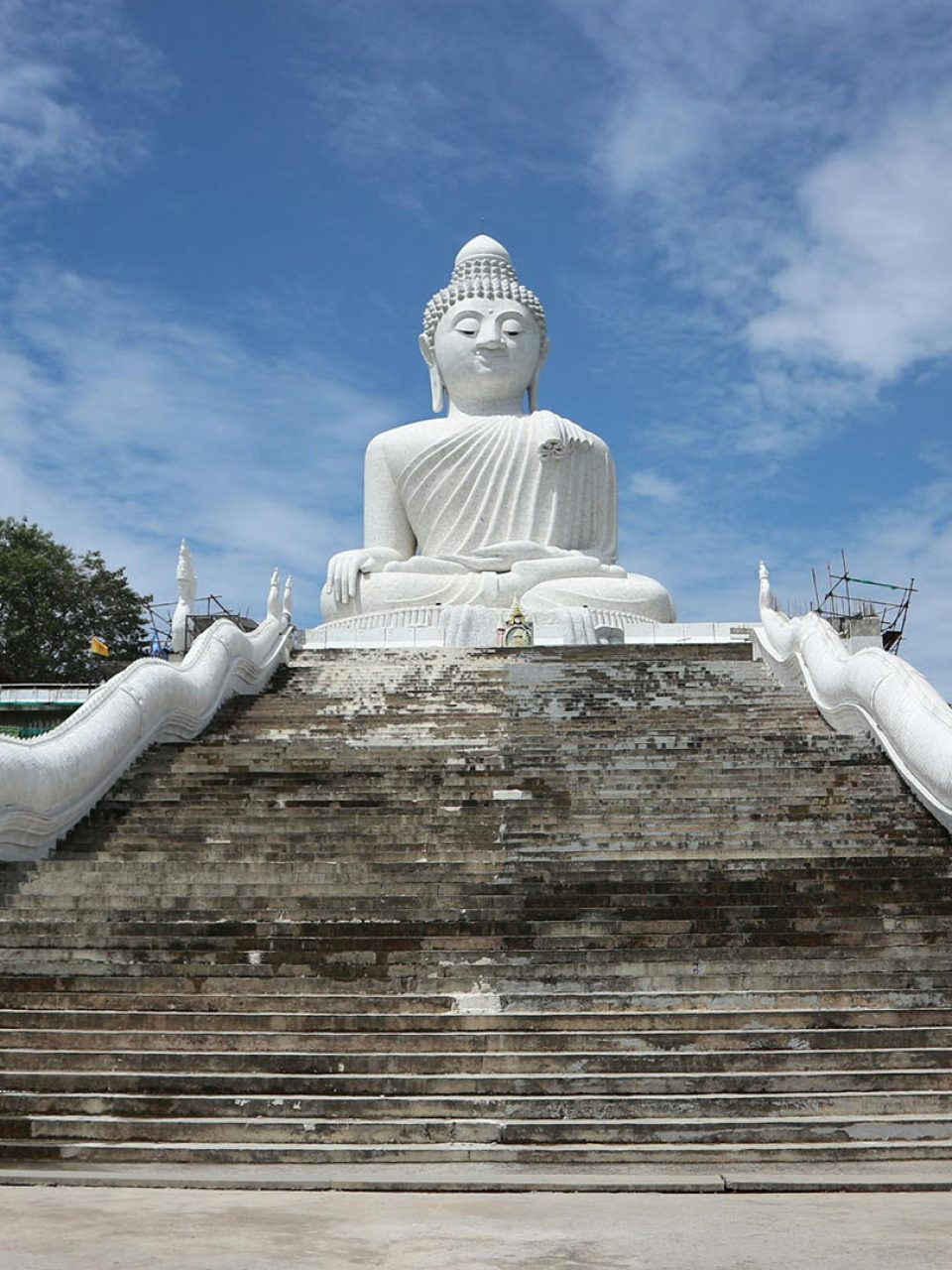 vista dalle scale della statua del Big Buddha a Phuket in Thailandia