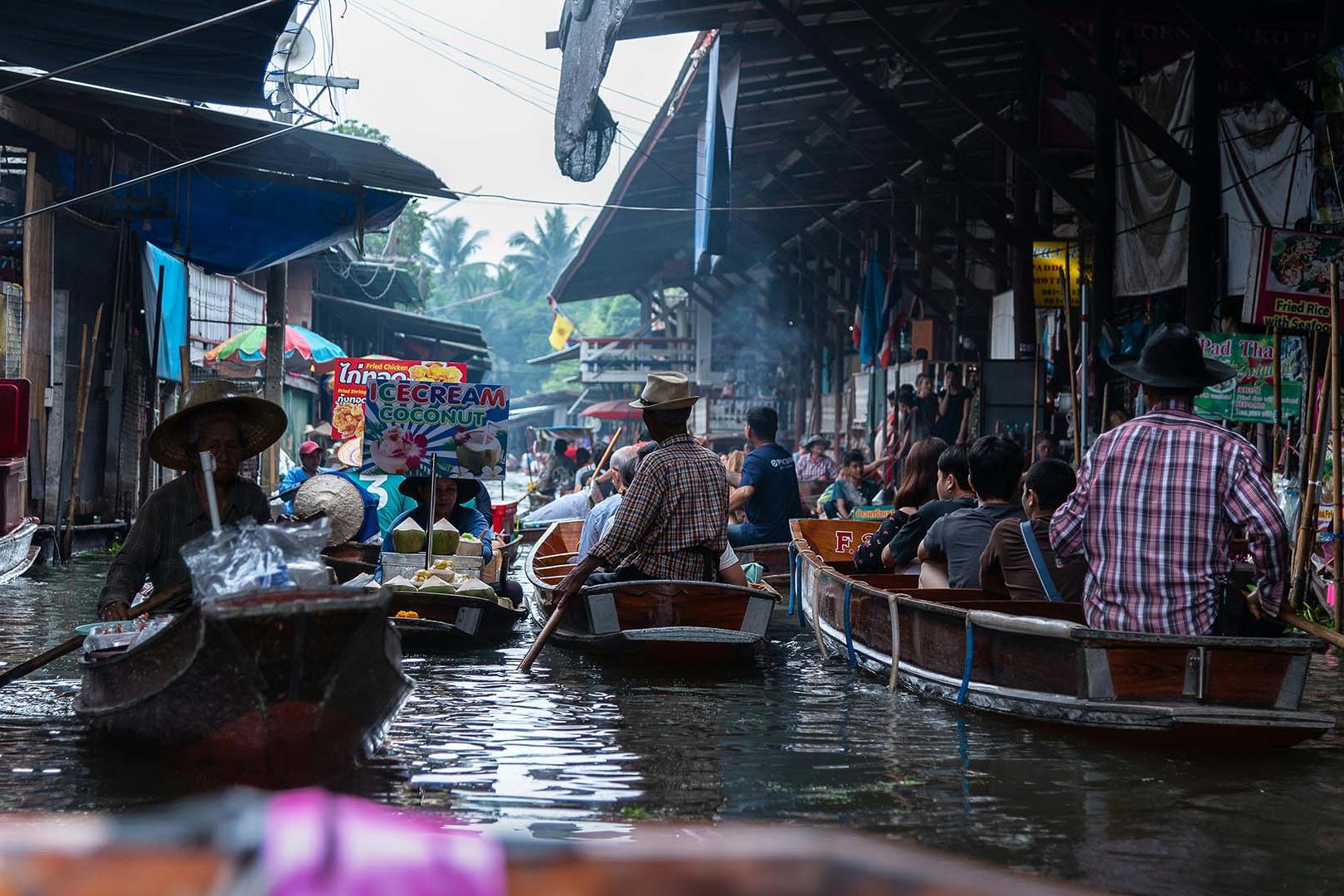 vista interna del Mercato galleggiante di Damnoen Saduak in Thailandia