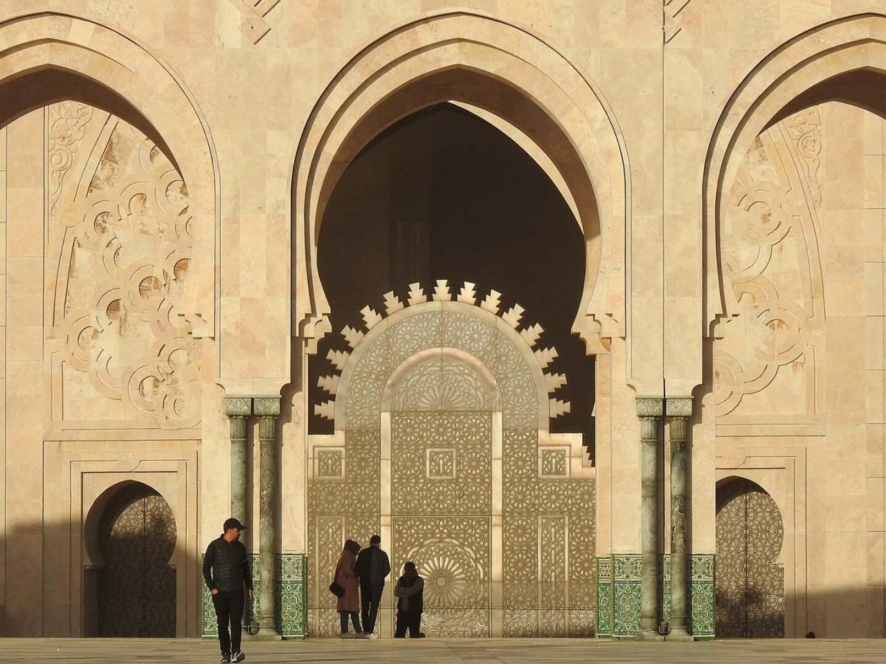 vista frontale della Moschea di Hassan II a Casablanca in Marocco