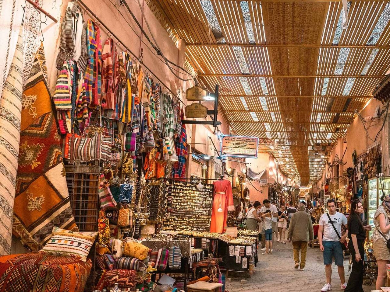 vista di un tipico souk di Marrakech in Marocco