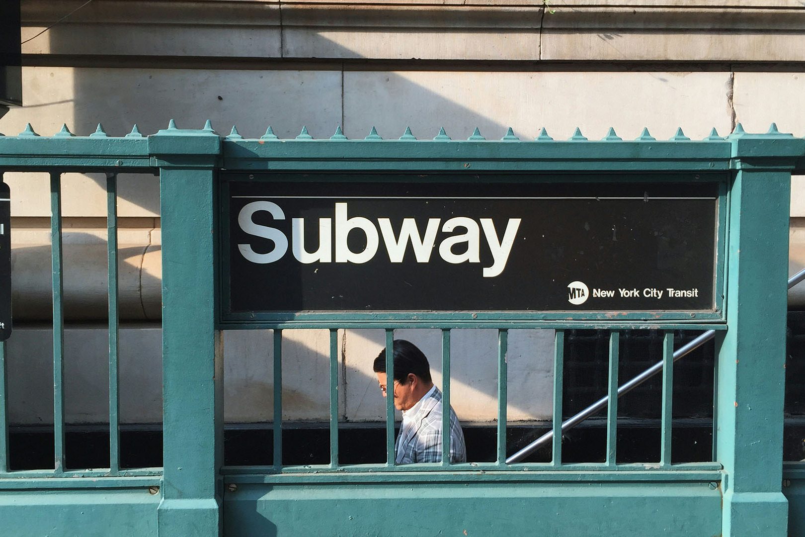 uomo che scende nella subway, stazione della metropolitana a New York