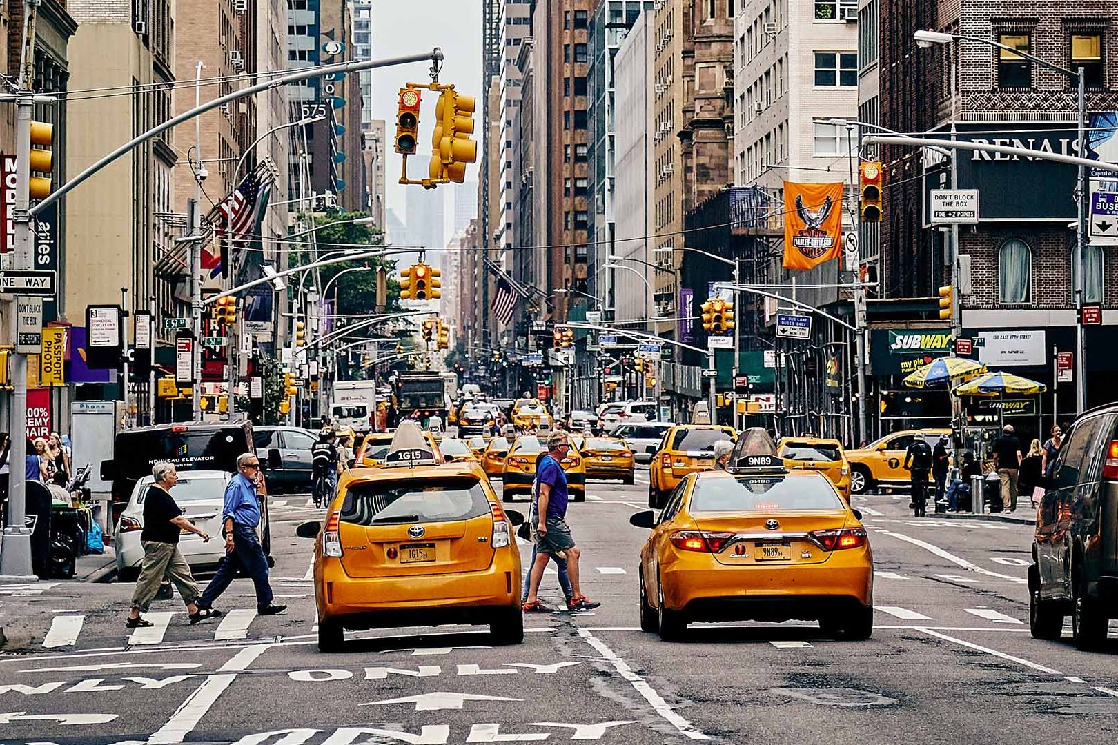 vista delle strade di New York e dei caratteristici taxi gialli