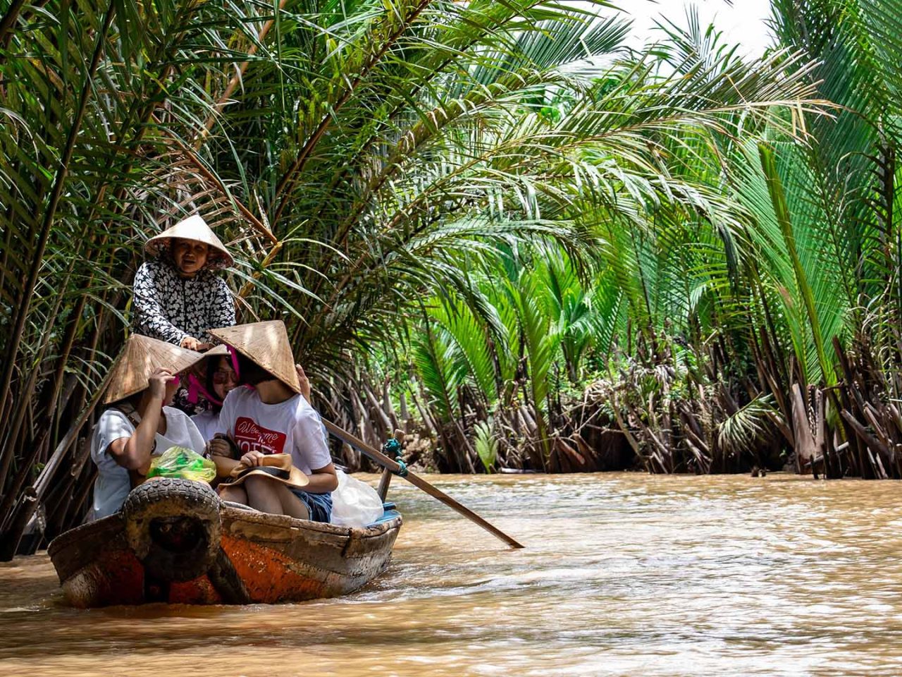 gruppo che fa un'escursione sul delta del fiume Mekong in Vietnam