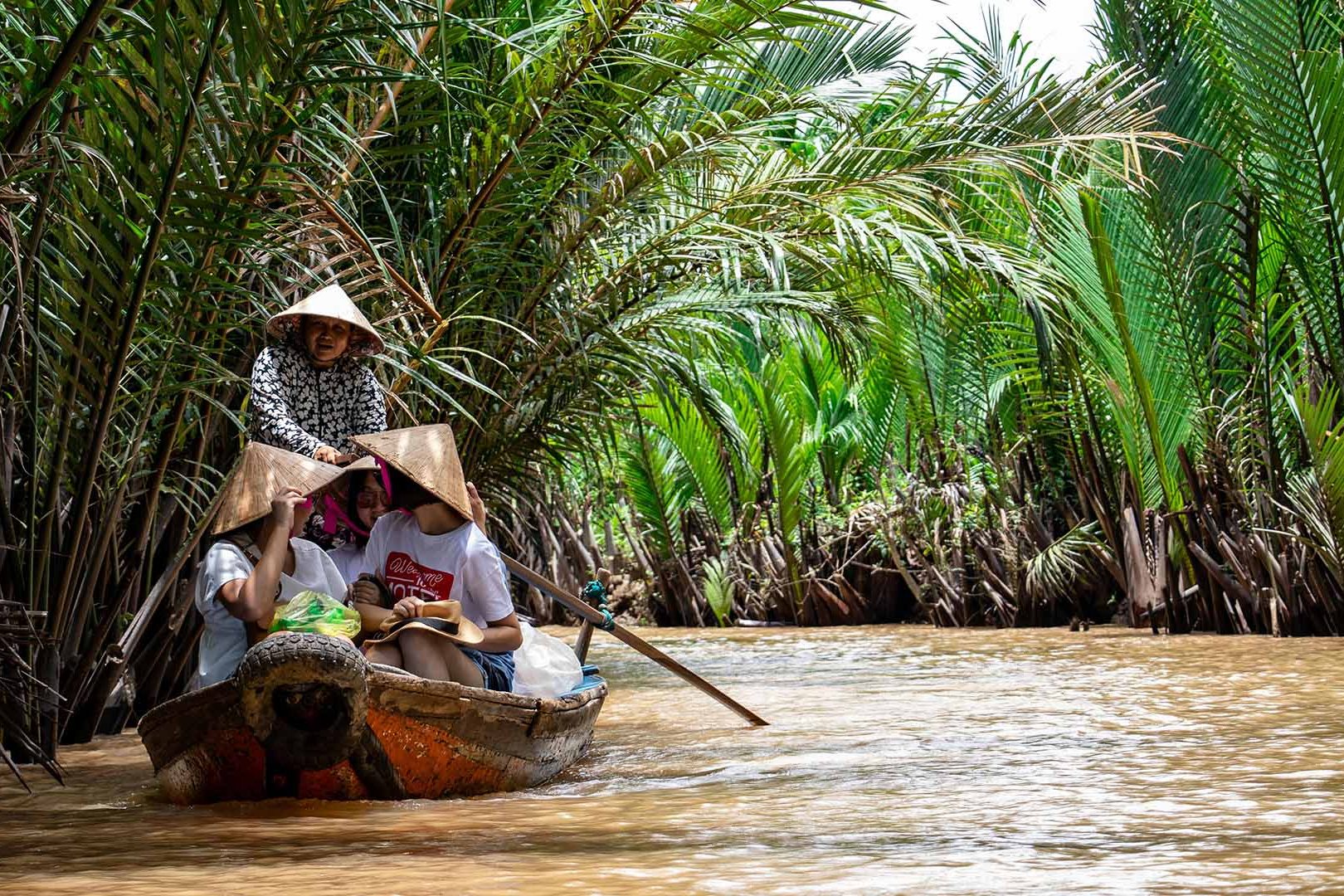 gruppo che fa un'escursione sul delta del fiume Mekong in Vietnam